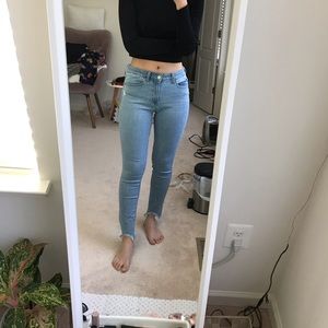 light blue mid rise uniqlo skinny jeans